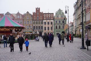 Tłumy ludzi na świątecznym spacerze na Starym Rynku w Poznaniu