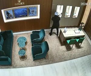 W 1,5 minuty zrabowali zegarki warte 2 miliony. Nagranie z zuchwałego skoku na jubilera w Galerii Mokotów