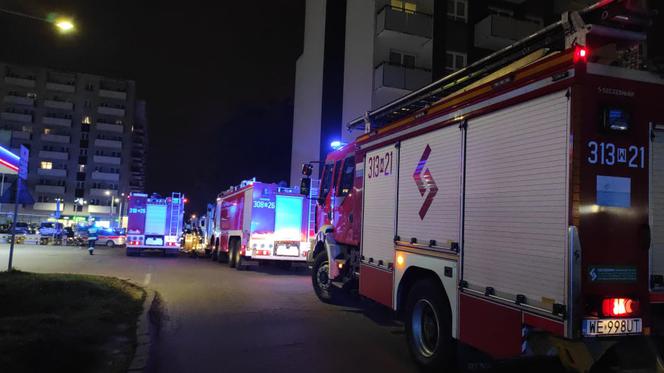 Ogromna akcja straży, pożar w podziemnym garażu na Woli
