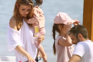 Joanna Koroniewska i Maciej Dowbor z dziećmi na plaży 