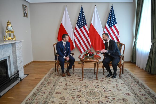 Wicepremier, minister obrony narodowej Władysław Kosiniak-Kamysz oraz sekretarz obrony USA Pete Hegseth na spotkaniu w siedzibie MON w Warszawie