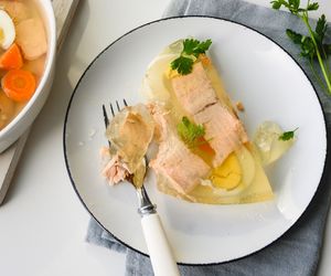 Perfekcyjna ryba w galarecie na Wigilię: jak zrobić wersję ze świeżej, mrożonej i faszerowanej ryby