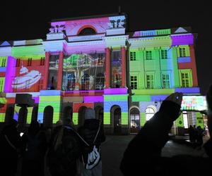 Mapping na fasadzie Pałacu Staszica - siedziby Polskiej Akademii Nauk w Warszawie