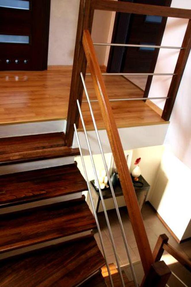 Schody żelbetowe wykończone drewnem w kolorze podłogi