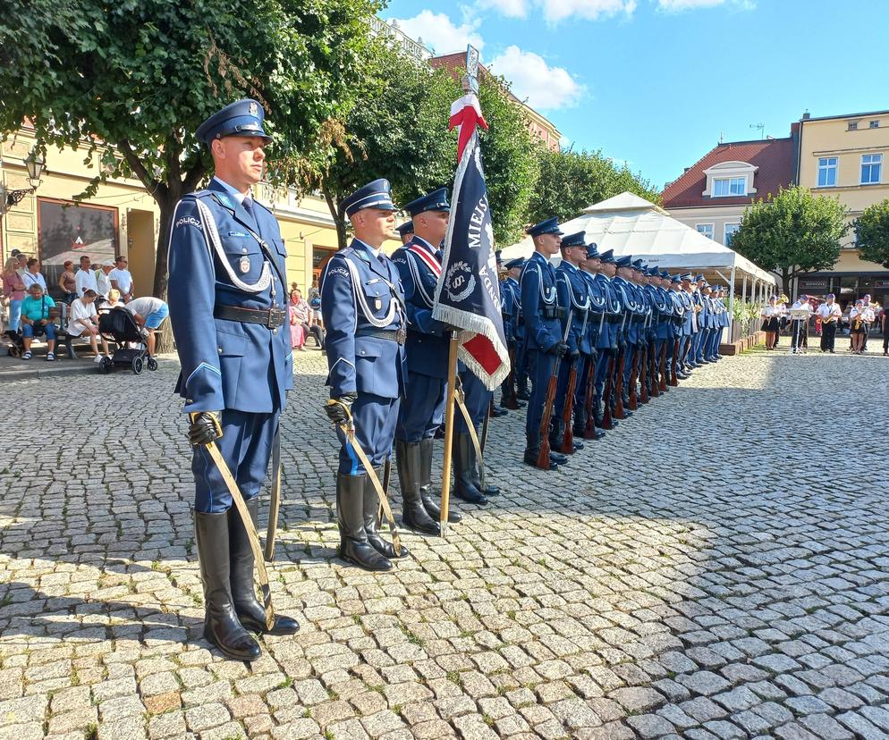 Policjanci świętowali na Rynku w Lesznie. Był uroczysty apel i piknik