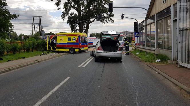 Brzesko. Wypadek karetki wiozącej pacjenta zakażonego koronawirusem