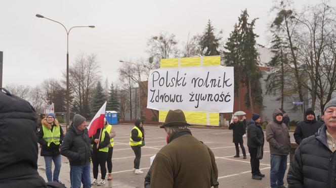 „Zielony Ład=Głód”, „Mleko nie jest z Biedronki”. Te hasła pojawiły się na proteście rolników w Olsztynie