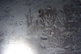 Inskrypcje więźniów w piwnicach na Pradze-Północ