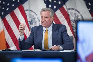 Burmistrz NYC obawia się wysypu nowych zachorowań. Nowy Jork otwiera się nie w porę