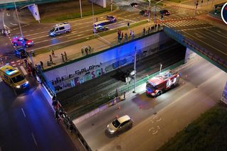 Auto spadło z kilku metrów na tory tramwajowe w Warszawie