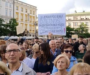 Protesty Ani Jednej Więcej! w całej Polsce. Kobiety wyszły na ulice po śmierci Doroty