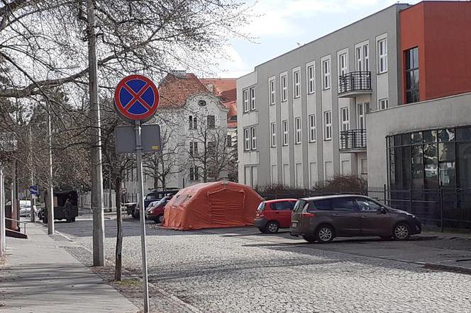 Namioty koło szpitala w Toruniu. Tam walczyli z koronawirusem