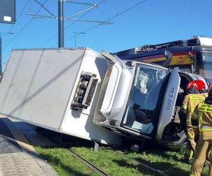  Łódź. Tramwaj zderzył się z dostawczym Iveco. Trzy osoby ranne w wypadku [ZDJĘCIA]