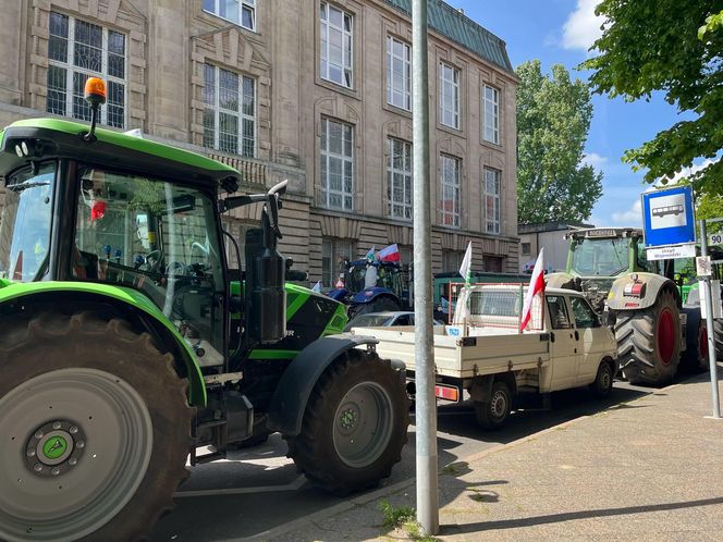 Protest rolników pod Zachodniopomorskim Urzędem Wojewódzkim w Szczecinie