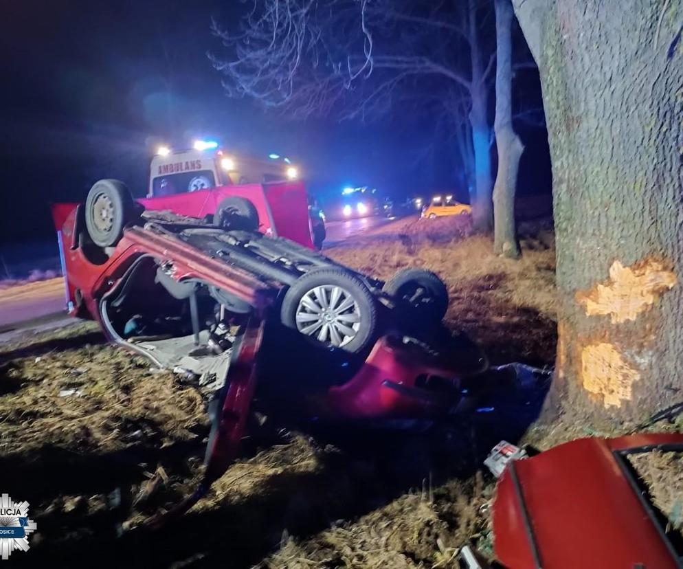 Tragiczny wypadek pod Łosicami. 29-latek roztrzaskał się skodą na drzewie. Nie żyje