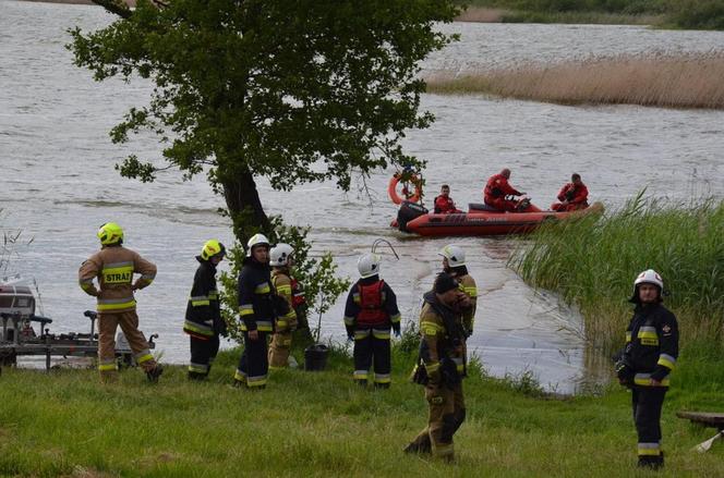 Tragedia na jeziorze Łabędź. Wiatr przewrócił łódkę, wędkarz wpadł do wody