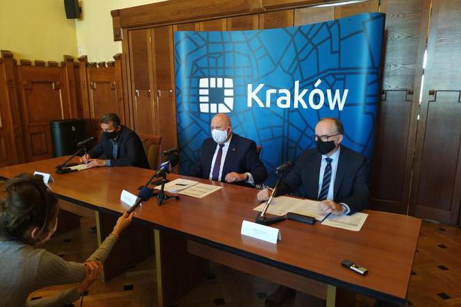 O nowych zasadach wydawania mikropożyczek poinformował Wiceprezydent Bogusław Kośmider (w środku)
