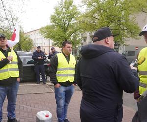 Protest rolników 16 kwietnia w Olsztynie. Strajkujący znów przynieśli nawóz do biura posła Kulaska [ZDJĘCIA]