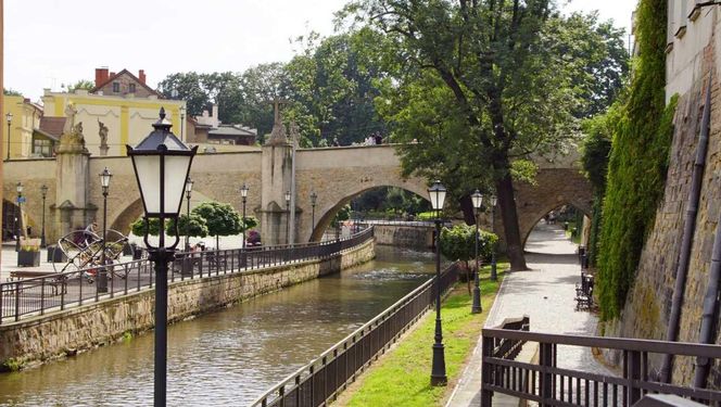 O tym mieście mówią "mała Praga". Twierdza, podziemia i najstarszy kamienny most 