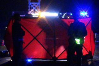 Koszmar pod Żyrardowem. 43-latek potrącony przez tira i samochód. Nie żyje