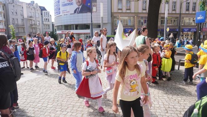  Dni Bajki 2024. W centrum Olsztyna zrobiło się bajkowo. Dzieci przejęły władzę nad miastem [ZDJĘCIA]