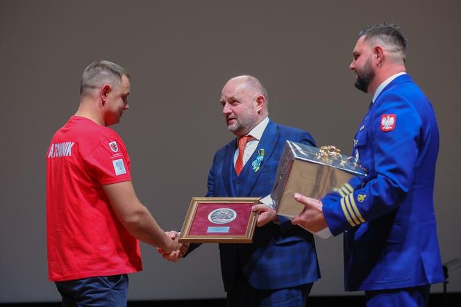 Policjant wskoczył do Brdy i uratował tonącą kobietę! Jego odwagę docenił marszałek Całbecki 