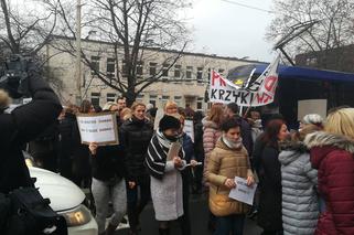 Wrocław: Protestujący pracownicy sądu zablokowali ulicę! Chcemy płacy godnej, a nie głodnej! [ZDJĘCIA]