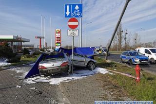 Śmierć kierowcy przez nadmierną prędkość? Peugeot 406 Coupe zawinął się na latarni we Wrocławiu