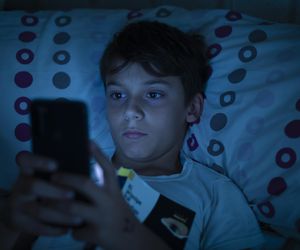 Nie śpię, bo trzymam telefon. Co się dzieje z mózgami dzieci siedzących w sieci