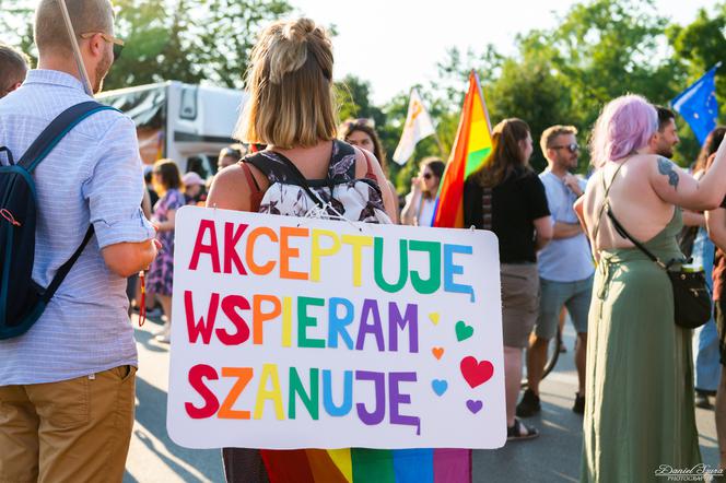 Marsz Równości w Krakowie - tłumy na wydarzeniu pod hasłem "Zaczerpnąć tchu".