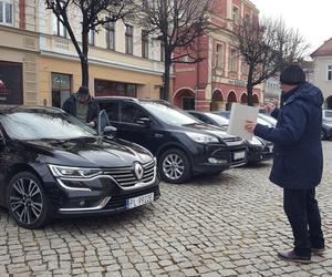 Z Rynku w Lesznie wystartował Rajd WOŚP. To najstarszy taki rajd w Polsce grający dla Orkiestry