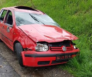 Łowczów. Osobówka dachowała i wylądowała w przydrożnym rowie