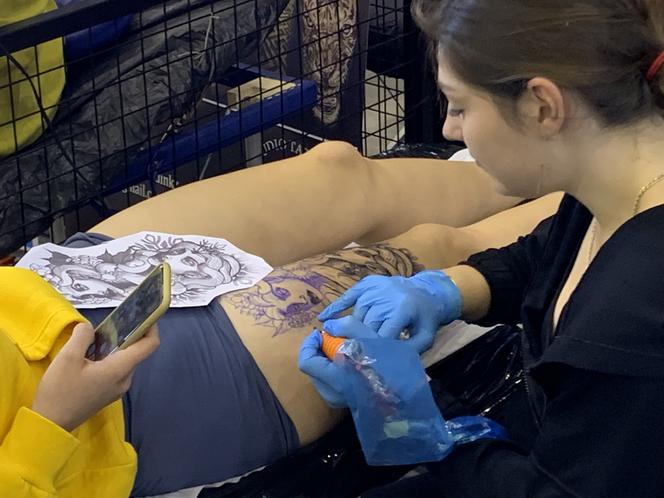 Tattoo Konwent Katowice 2022. Tatuatorzy tworzą piękne tatuaże