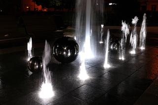 Nowa fontanna w Skwerze Adamowicza cieszy oczy. Wieczorne oświetlenie robi wrażenie. Mamy zdjęcia