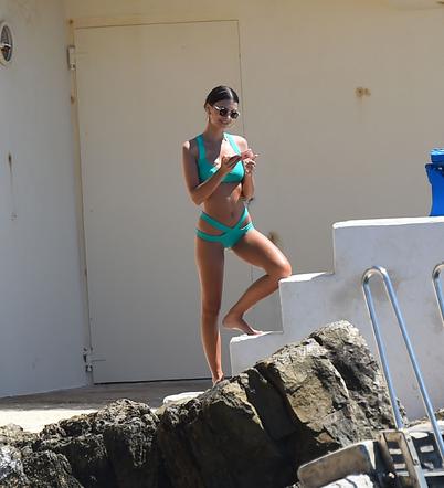 Emily Ratajkowski na basenie