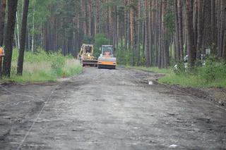 Gmina Bełchatów: Już za tydzień droga równa jak stół? Drogowcy uwijają się z naprawą  [FOTO]