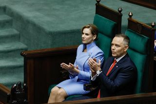 Zaprzysiężenie prezydenta RP modowym okiem. Jak wypadły kreacje Marty Nawrockiej i Agaty Dudy?  