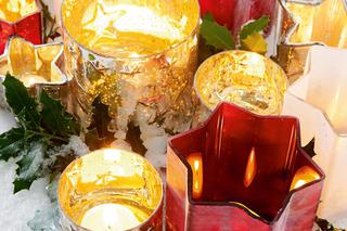 Bożonarodzeniowa kompozycja dekoracyjna ze świeczników