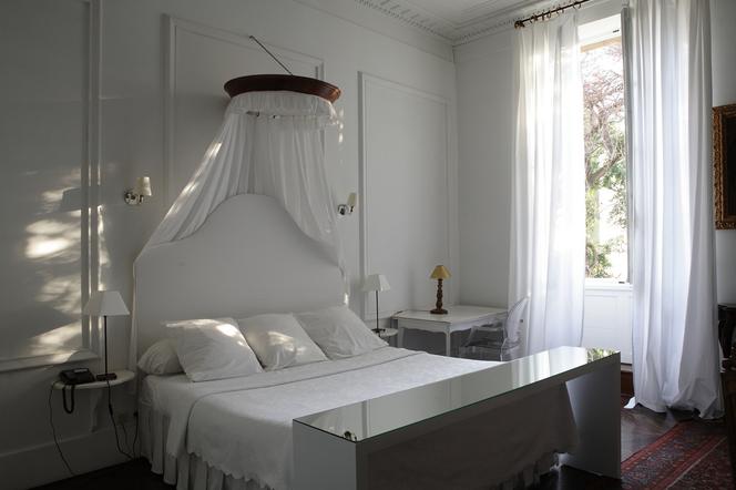 Stylowa sypialnia w kolorze białym z nowoczesnymi dodatkami