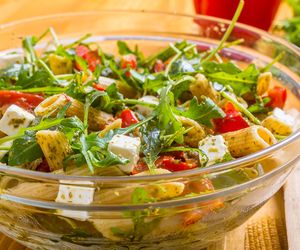 Sałatka z rukoli z penne, fetą i suszonymi pomidorami