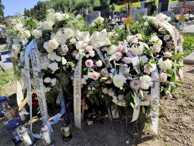 Pogrzeb Justyny i Zbigniewa. Ich groby utonęły w białych kwiatach