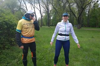 25 maratonów w 25 dni! W ten sposób pomaga dziewczynce cierpiącej na bardzo rzadką chorobę