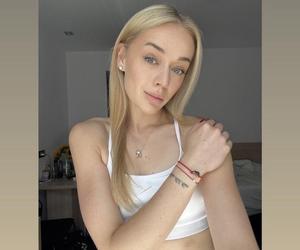 Maria Stenzel w skąpym topie