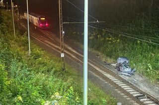 Hyundai runął z wiaduktu na tory! Pociąg rozerwał go na strzępy. Przerażający wypadek w Skibnie