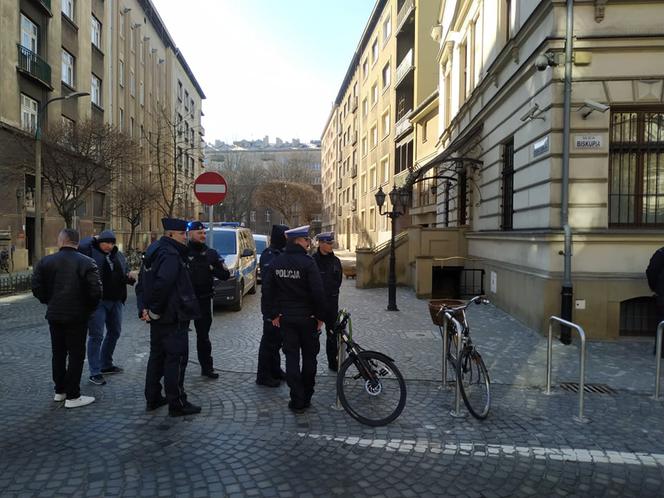 Protest Ukraińców przez konsulatem rosyjskim w Krakowie