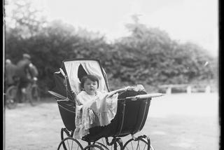 Maluch w wózku (1927 r.)