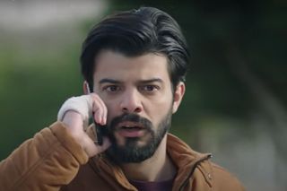 Emanet. Volkan majstruje przy aucie Alego 