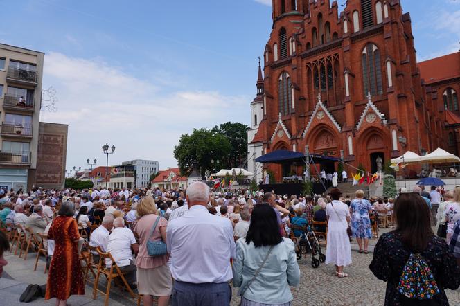 Boże Ciało 2024. Tłumy wiernych przeszły w procesji ulicami Białegostoku