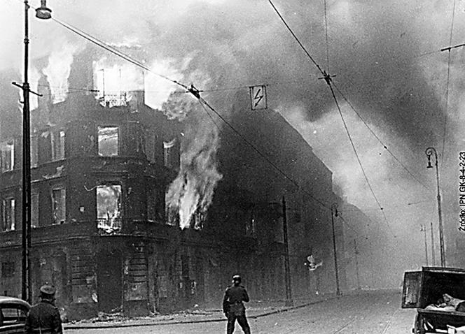 Płonące kamienice na rogu ulic Zamenhofa 25/Wołyńska 2, getto, Warszawa, 1943.