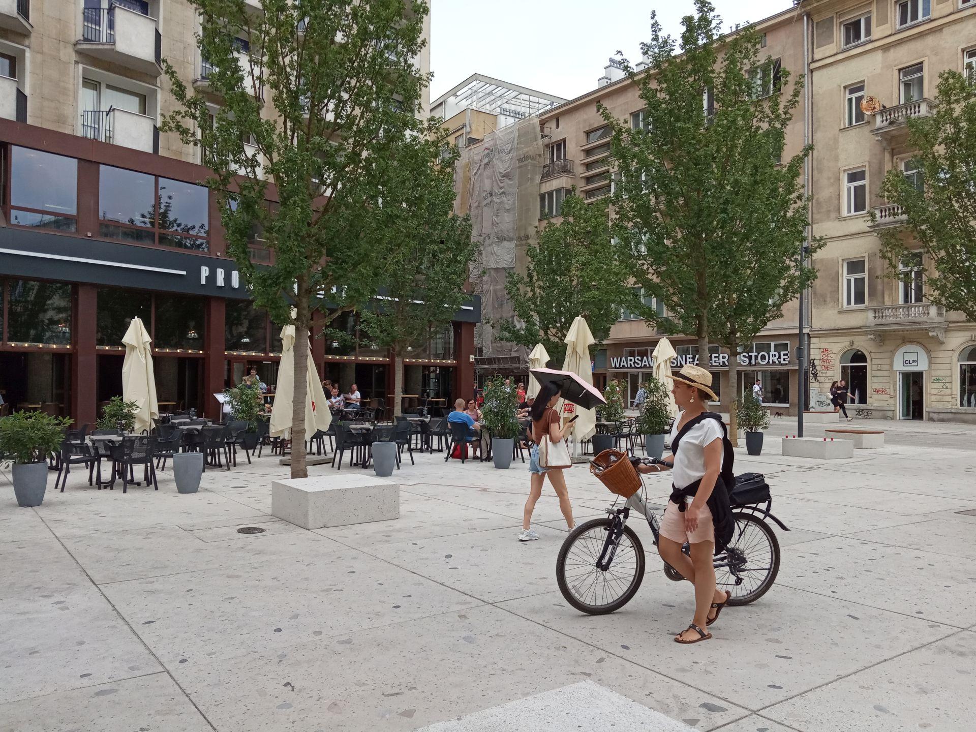 Plac Pięciu Rogów: miejska oaza, betonowa pustynia czy zwornik łączący różne przestrzenie i funkcje miasta?